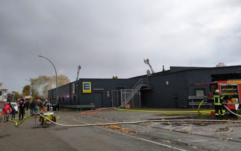 Schauübung der Feuerwehr Asperg am EDEKA-Markt