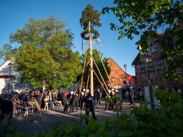 Maibaumstellen 2026 und Einweihung Bürgerhaus